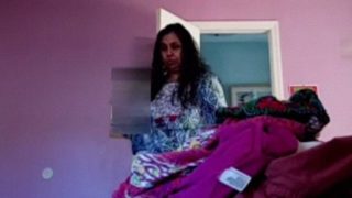 Mengintip Tante Desi Dewasa Yang Lagi Ganti Baju Di Kamar, Bikin Ngilu Lihat Lekuk Tubuhnya.