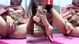 Tante Berjilbab Mainin Dildo Sampe Ngos-ngosan, Crot Di Mana-mana.