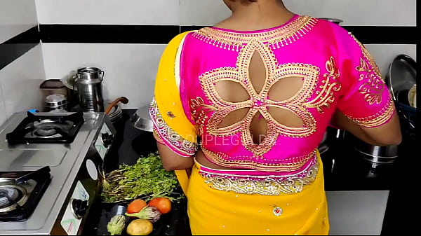 Mertua Lagi Digarap Adik Ipar Di Dapur, Sementara Mertua Cowok Pergi Ke Pasar.