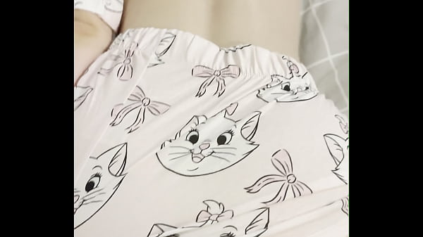 Mukena Kakak Tiri Yang Montok Basah Kuyup, Dia Guyur Adik Tiri Lalu Digenjot Sambil Nungging.