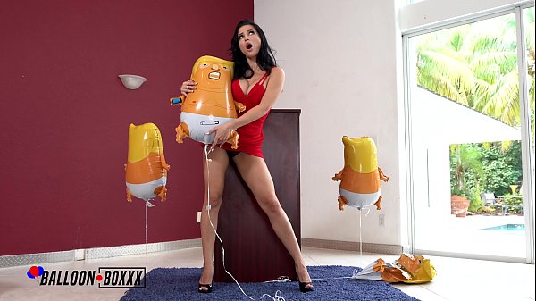 Ibu-ibu Rusia Crystal Rush Nunggingin Balon Trump, Goyang Hot Sampai Crott
