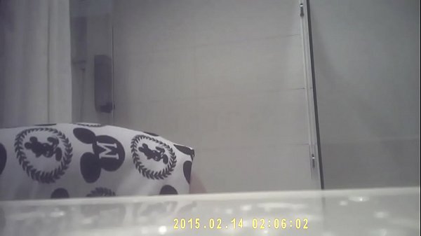 视频流出！诗诗洗澡被偷拍，小奶全露