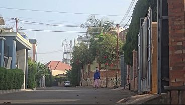 Melihat Ibu Arab Crot Di Depan Rumah Dekat Jalanan, Jilat Memek Sampai Basah