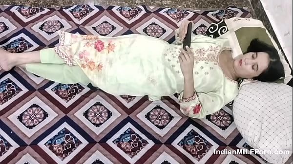 Kakak Tiri India Lagi Nonton Bokep Di Hp, Digenjot Keras Sama Adik Tiri – Suara Hindi