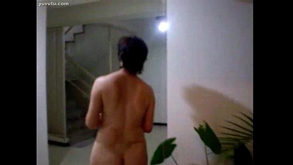 Ibu-ibu Montok Siram Tanaman, Pantat Basah Kuyup