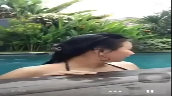 Ngentot Di Kolam Renang Pas Live Streaming, Crot Di Dalem