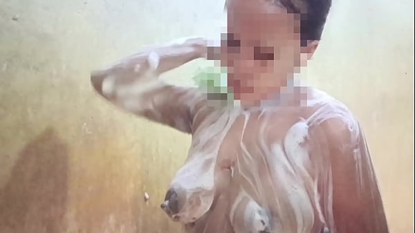 Lihatin Aku Mandi, Sayang, Jangan Cuma Liatin Doang